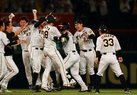 　サヨナラ勝ちし、歓喜の輪に加わる野口（右から２人目）＝撮影・山口登