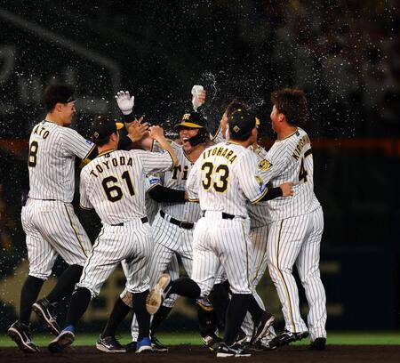 　９回、サヨナラ勝ちし歓喜の原口を手荒く祝福する阪神ナイン（撮影・山口登）