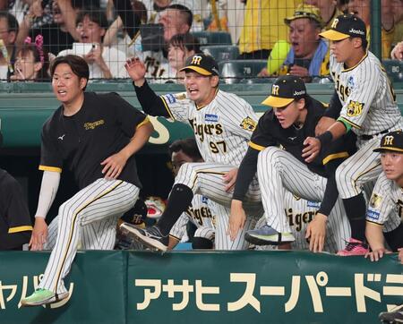 　９回、原口がサヨナラ打を放つと、ベンチから飛び出して祝福に向かう野口（左から２人目）＝撮影・田中太一
