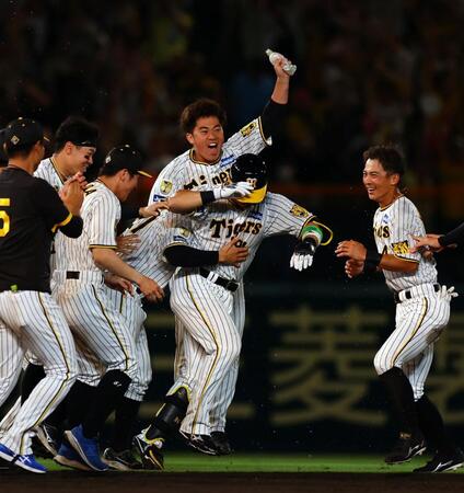 　９回、原口を手荒く祝福する桐敷（中央）＝撮影・山口登