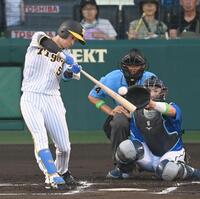 　１回、二塁打を放つ近本（撮影・飯室逸平）