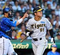 　１回、空振り三振に倒れる豊田（撮影・山口登）