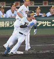 　１回、二塁へ激走する近本（撮影・飯室逸平）