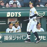 　１回、豊田が空振り三振に倒れ、ベンチで厳しい表情の岡田監督（左から２人目）ら（撮影・飯室逸平）