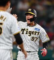 　５回、近本の適時打で生還した野口はナインの出迎えを受ける（撮影・山口登）