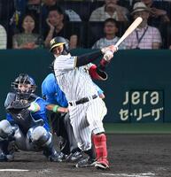 　５回、プロ初安打となる右前打を放つ野口（撮影・飯室逸平）