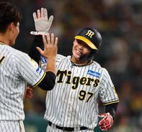 　５回、近本の適時打で生還した野口はナインの出迎えを受ける（撮影・山口登）