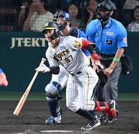 　５回、プロ初安打となる右前打を放つ野口（撮影・飯室逸平）