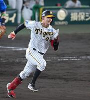 　５回、右前打を放ち、度会が後逸する間に一気に三塁へ激走する野口（撮影・飯室逸平）