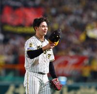 　６回、守備に就いた野口はファンの声援に帽子を取って応える（撮影・山口登）