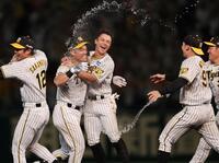 　９回、サヨナラ打を放った原口（左から３人目）はナインから手荒い祝福を受ける（撮影・田中太一）