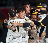 　豊田と抱き合って大喜びする桐敷。右奥はサヨナラ打の原口（撮影・田中太一）