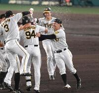 　サヨナラ打を放った原口（９４）と勝利を喜ぶ野口（右）ら阪神ナイン（撮影・飯室逸平）