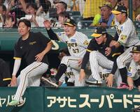 　９回、原口がサヨナラ打を放つと、ベンチから飛び出して祝福に向かう野口（左から２人目）＝撮影・田中太一