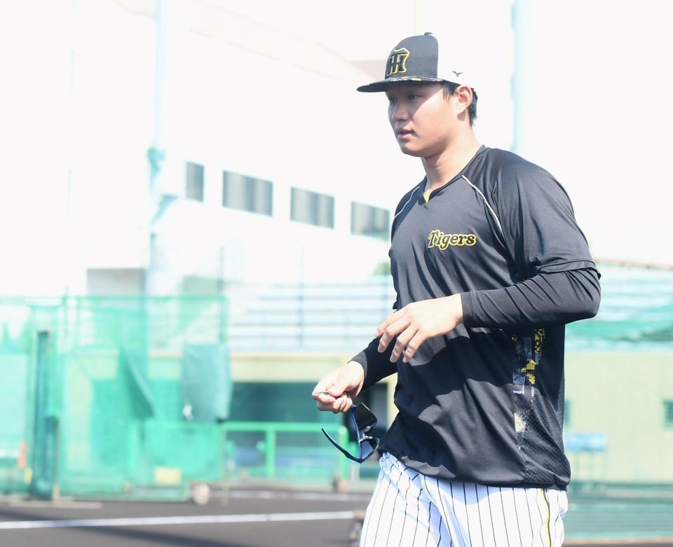 　２軍本体に合流し練習に向かう森下（撮影・石井剣太郎）