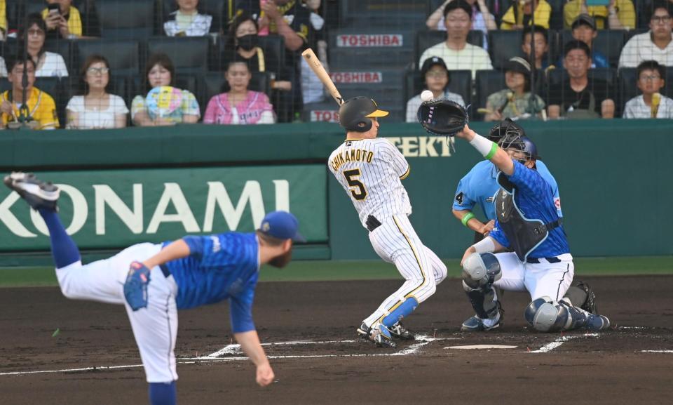 　１回、頭部付近の投球をよける近本（撮影・飯室逸平）
