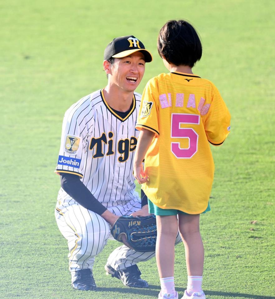 　笑顔で子どもに声をかける近本（撮影・飯室逸平）