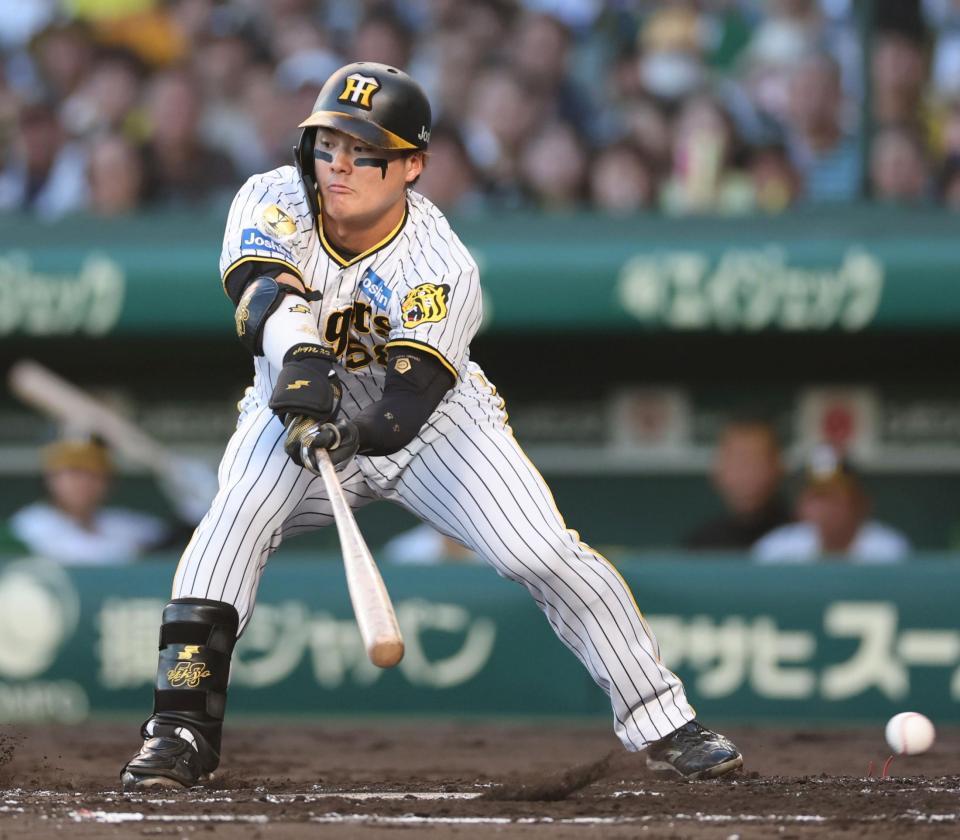 　１回、空振り三振に倒れる前川（撮影・田中太一）
