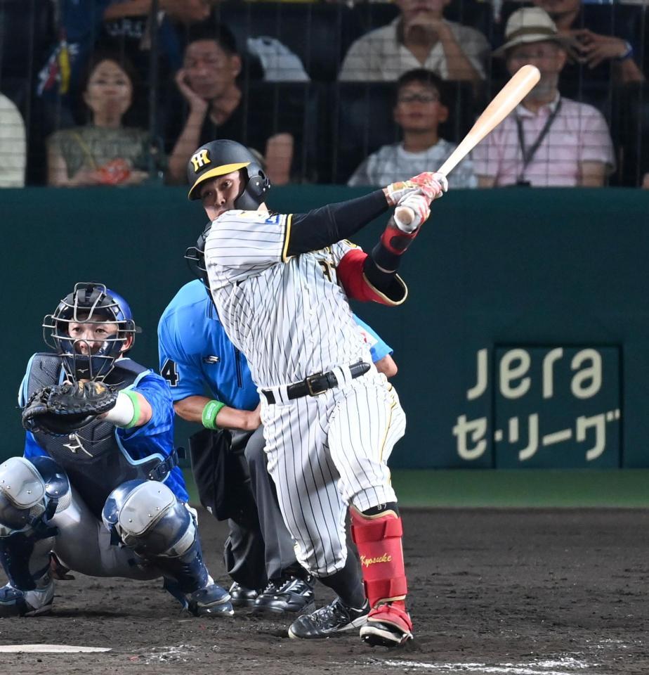 　５回、プロ初安打となる右前打を放つ野口（撮影・飯室逸平）