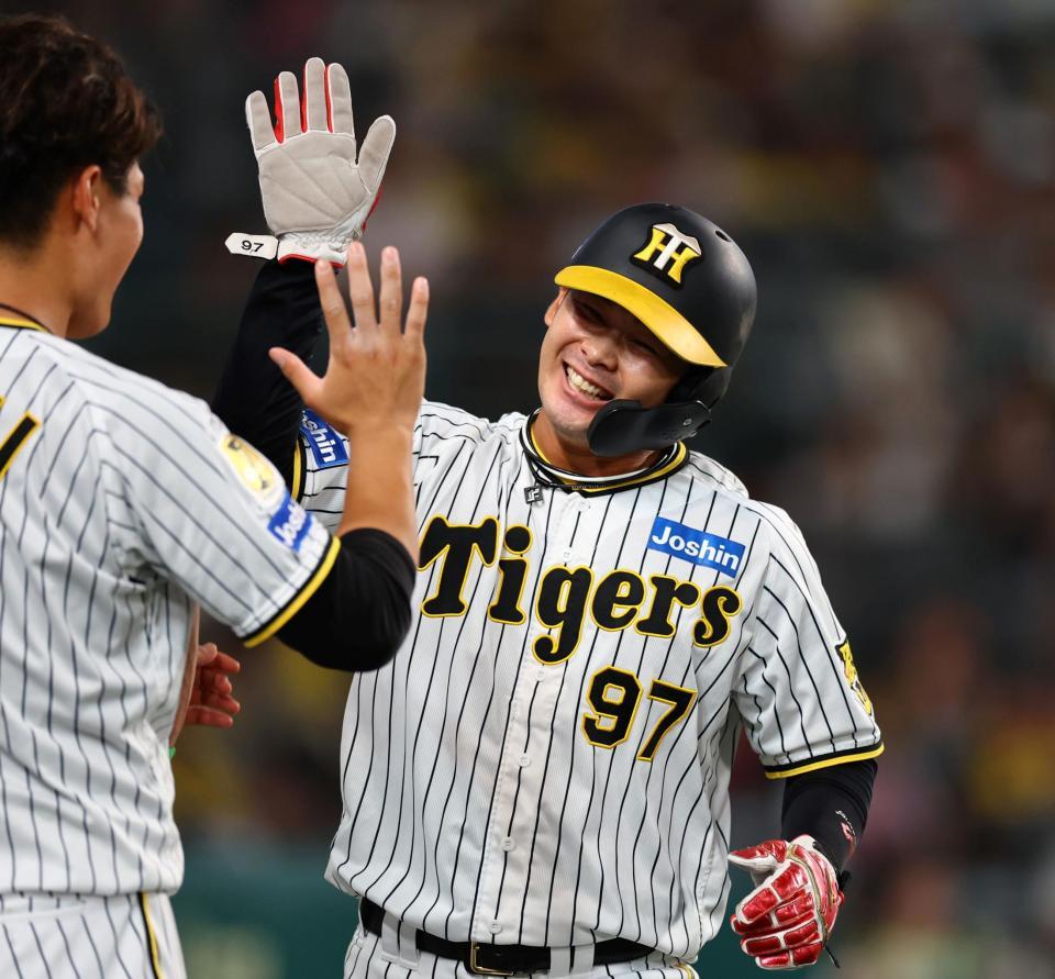 　５回、近本の適時打で生還した野口はナインの出迎えを受ける（撮影・山口登）