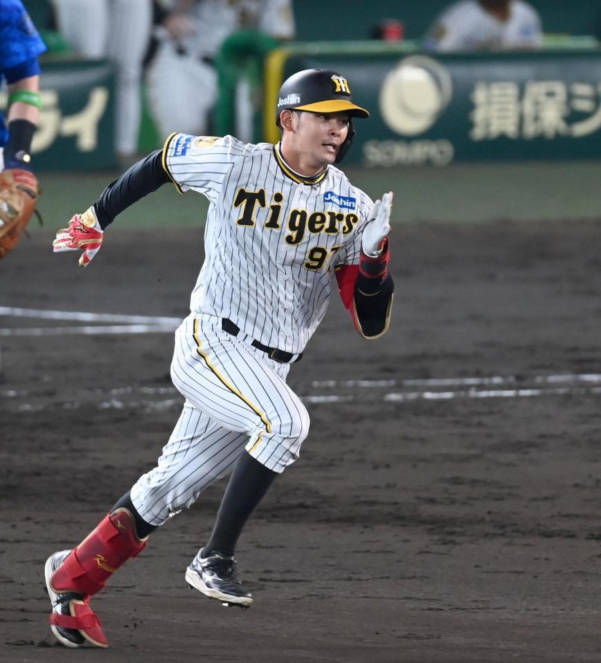 　５回、右前打を放ち、度会が後逸する間に一気に三塁へ激走する野口（撮影・飯室逸平）