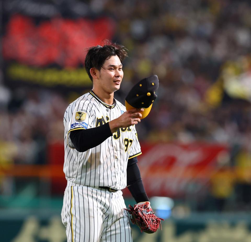 　６回、守備に就いた野口はファンの声援に帽子を取って応える（撮影・山口登）
