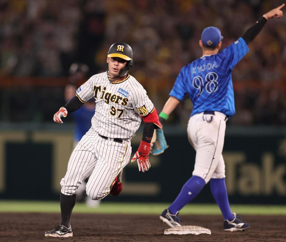 　５回、右へ安打を放った野口は度会の後逸で三塁へ走る（撮影・田中太一）