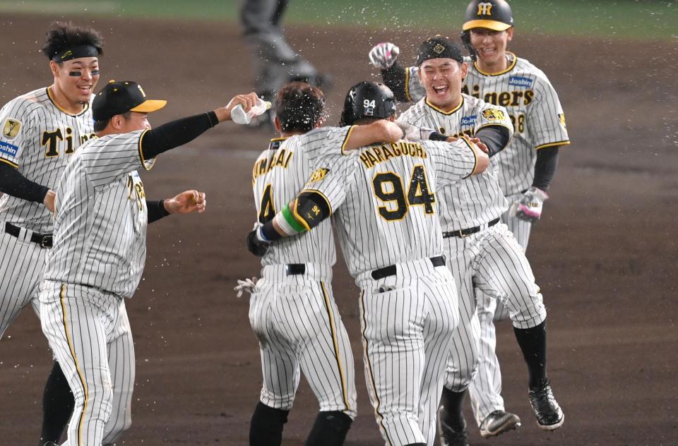　サヨナラでの劇的な勝利、原口の元に駆け寄る野口ら阪神ナイン（撮影・飯室逸平）