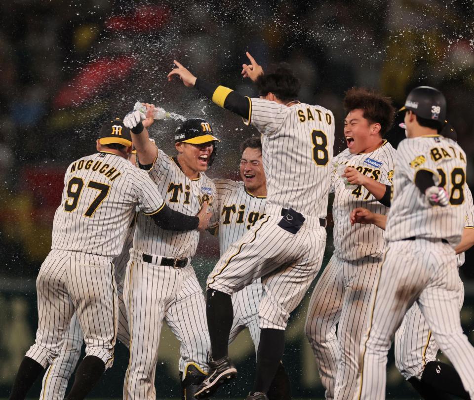 　９回、サヨナラ打を放った原口（左から２人目）はナインから手荒い祝福を受ける（撮影・田中太一）