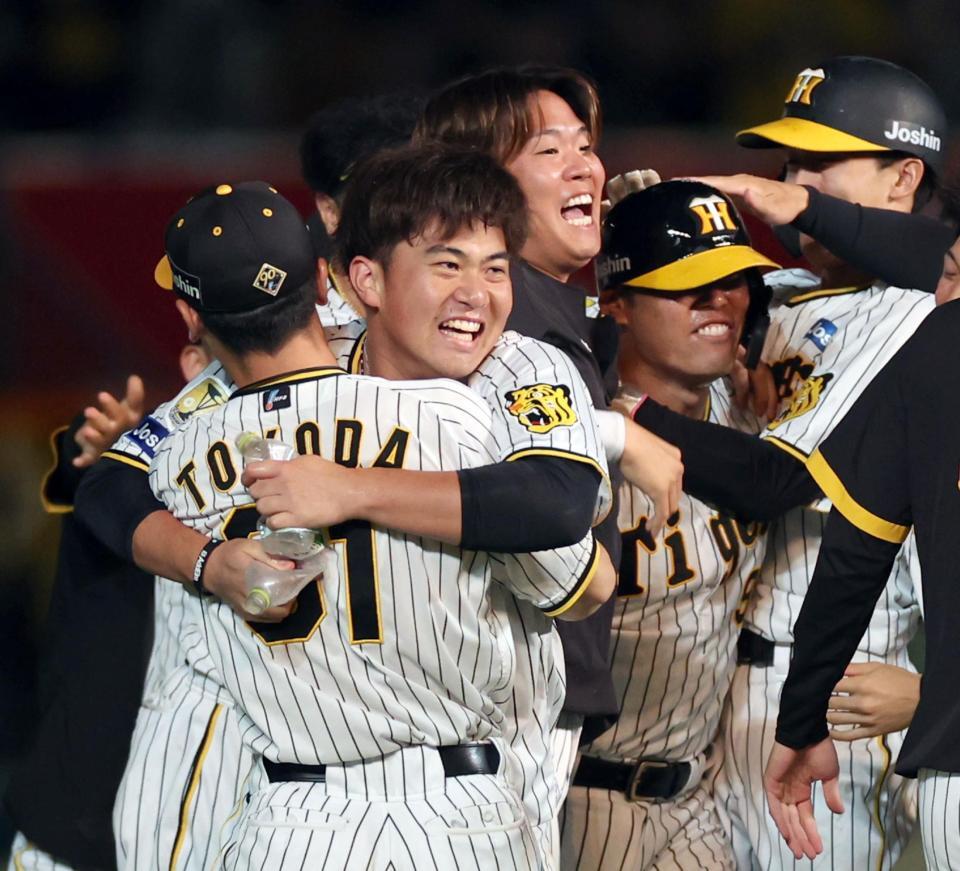 　豊田と抱き合って大喜びする桐敷。右奥はサヨナラ打の原口（撮影・田中太一）