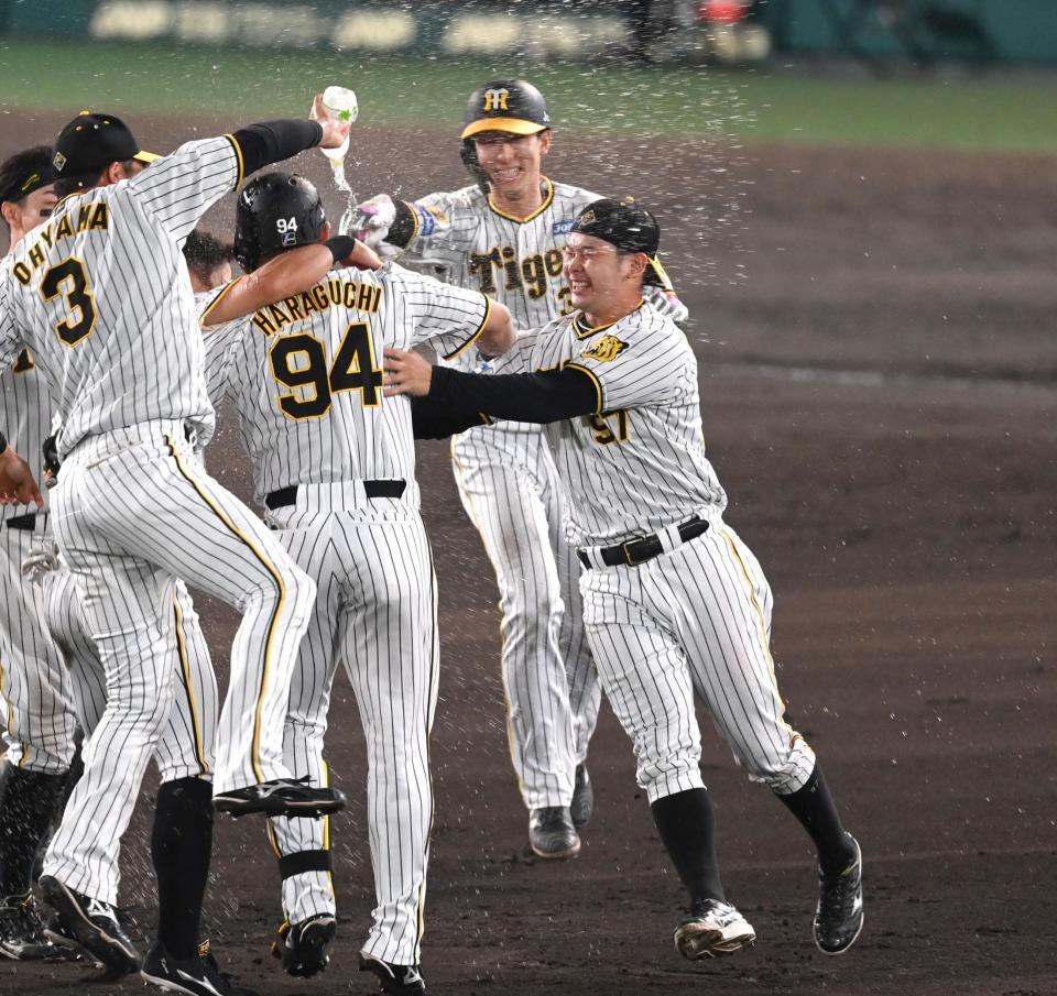 　サヨナラ打を放った原口（９４）と勝利を喜ぶ野口（右）ら阪神ナイン（撮影・飯室逸平）