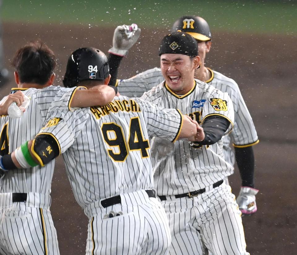 　原口とサヨナラでの勝利を喜ぶ野口（右）＝撮影・飯室逸平