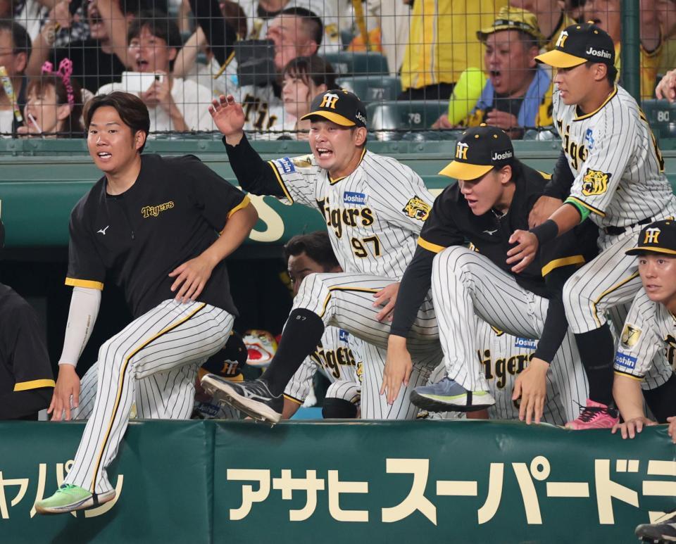 　９回、原口がサヨナラ打を放つと、ベンチから飛び出して祝福に向かう野口（左から２人目）＝撮影・田中太一