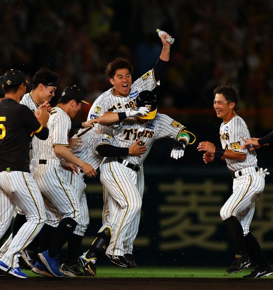 　９回、原口を手荒く祝福する桐敷（中央）＝撮影・山口登