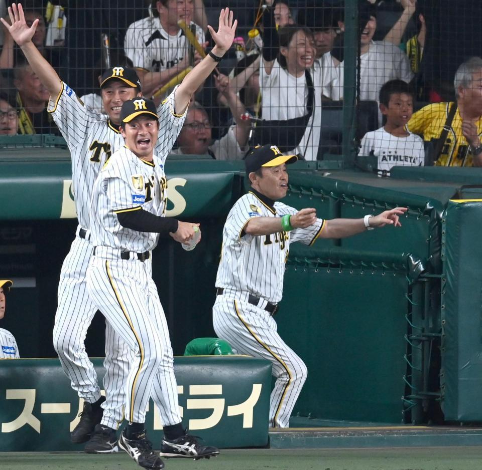 　サヨナラでの勝利を喜ぶ岡田監督（右）ら（撮影・飯室逸平）