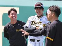 　練習前、笑顔を見せる（左から）村上と才木（撮影・田中太一）