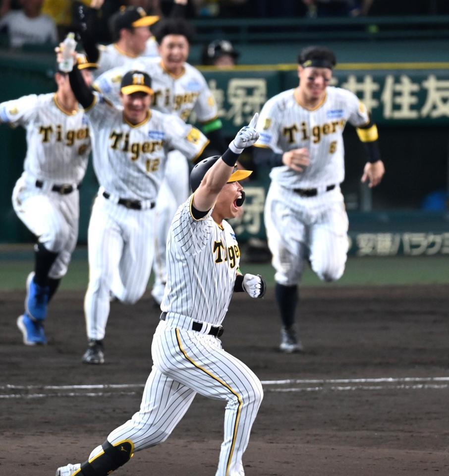 　サヨナラでの勝利を決め、歓喜する原口ら阪神ナイン（撮影・飯室逸平）