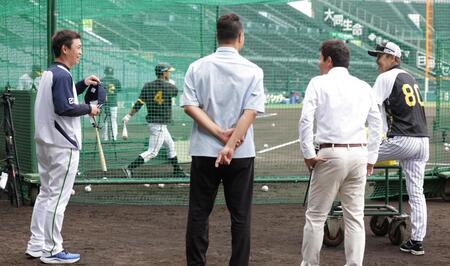 　岡田監督（右）と談笑する青木（左）＝撮影・中田匡峻