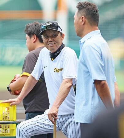 　関本賢太郎氏（右）と談笑する岡田監督（撮影・立川洋一郎）