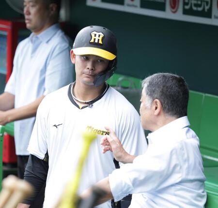 　川藤幸三氏（右）の話を聞く野口（撮影・中田匡峻）