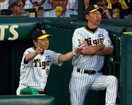 　４回、岡田監督（左）は島田の盗塁の判定にリプレイ検証のリクエストをする（撮影・山口登）