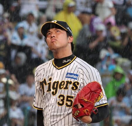 　１回、強まる雨が気になる様子の才木（撮影・中田匡峻）