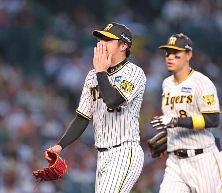 　４回を投げ終え、ベンチに戻る才木と佐藤輝（後方）＝撮影・中田匡峻