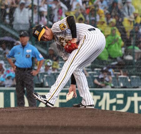 　１回、雨が強まりロジンを手にする才木（撮影・中田匡峻）