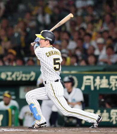 　９回、右前へサヨナラとなる２点適時打を放つ近本（撮影・立川洋一郎）