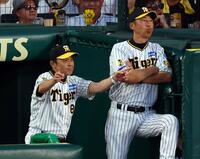 　４回、岡田監督（左）は島田の盗塁の判定にリプレイ検証のリクエストをする（撮影・山口登）