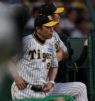 　４回、島田の二盗アウト判定にリクエストを要求するも判定は覆らなかった岡田監督（撮影・中田匡峻）