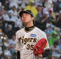 　１回、強まる雨が気になる様子の才木（撮影・中田匡峻）