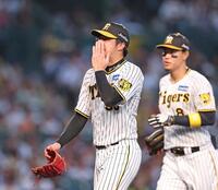 　４回を投げ終え、ベンチに戻る才木と佐藤輝（後方）＝撮影・中田匡峻
