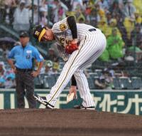 　１回、雨が強まりロジンを手にする才木（撮影・中田匡峻）